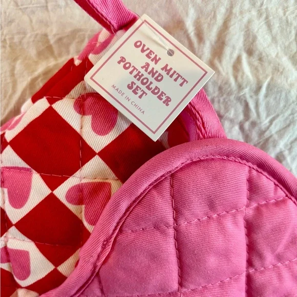 Francesca's Collections Red and Pink Heart Oven Mitt Set - Picture 2 of 3